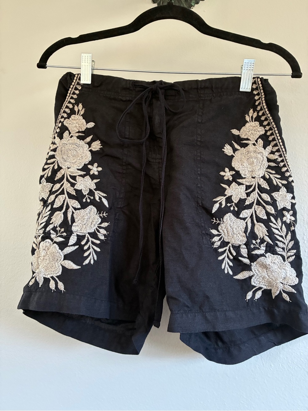 Johnny Was embroidered black linen shorts. Size xs